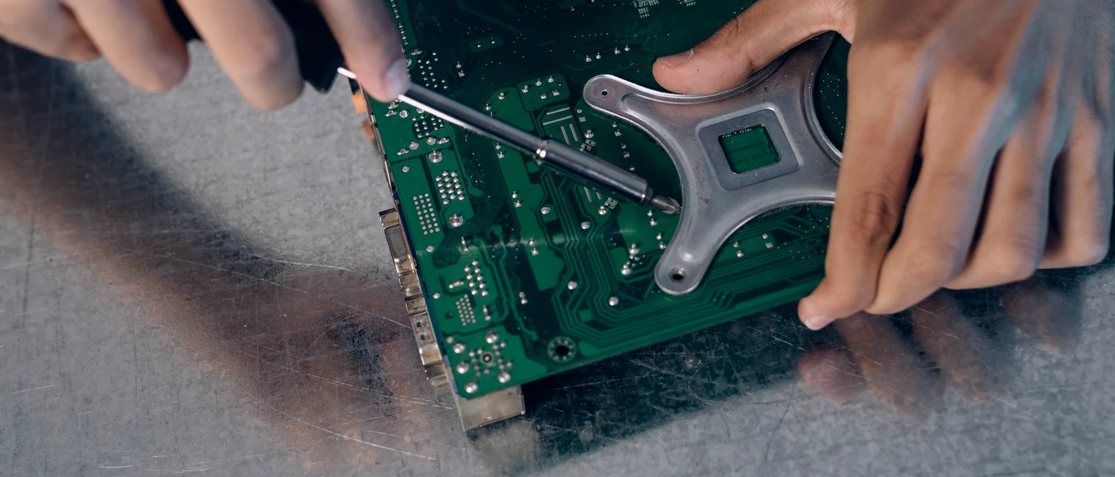 Reparación de placa electrónica en el taller de VR Soluciones Informáticas